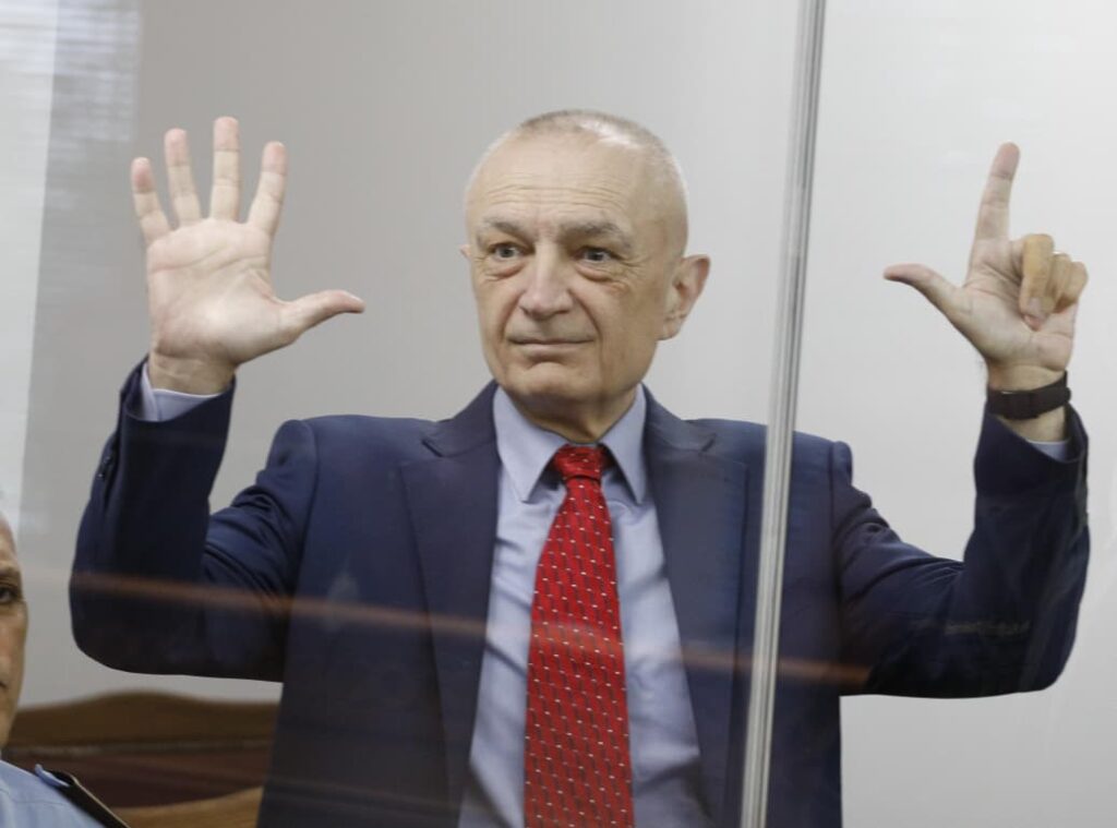 Kafazi prej xhami bëhet pengesë! “President si je?”, Meta përshëndetet me deputetët: Akustika… (VIDEO)