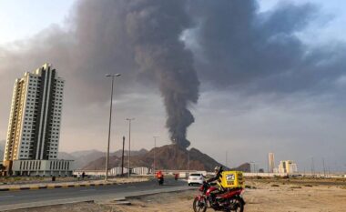Pas Dubait, Irani nuk kursen as Omanin, bombardon me dronë rafinerinë e naftës! Sirena alarmi në vendet e Gjirit