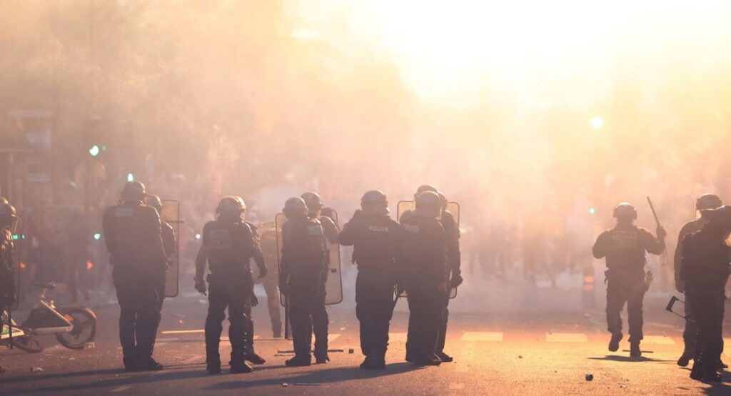 VIDEO/ Festa e çmendur në Paris për fitoren e Champions nga PSG/ Tifozët përplasen me policinë, skena lufte dhe 416 arrestime!