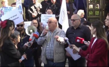 Paga më të larta, jo festë, por protestë/ Unioni i Sindikatave proteston para ministrisë së Ekonomisë: Duam siguri në punë