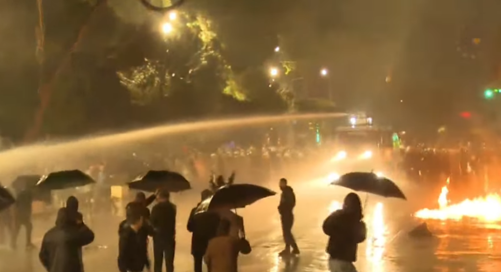 Përplasje pranë Ministrisë së Brendshme, policia nuk lejon marshimin! Hidhet ujë, gaz lotjsjellës dhe molotovë