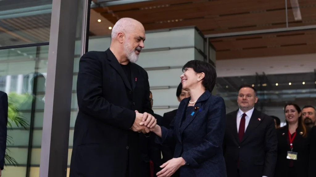 Moment i sikletshëm, Rama tenton të puthë dorën e kryeministres japoneze, Takaichi e refuzon (VIDEO)