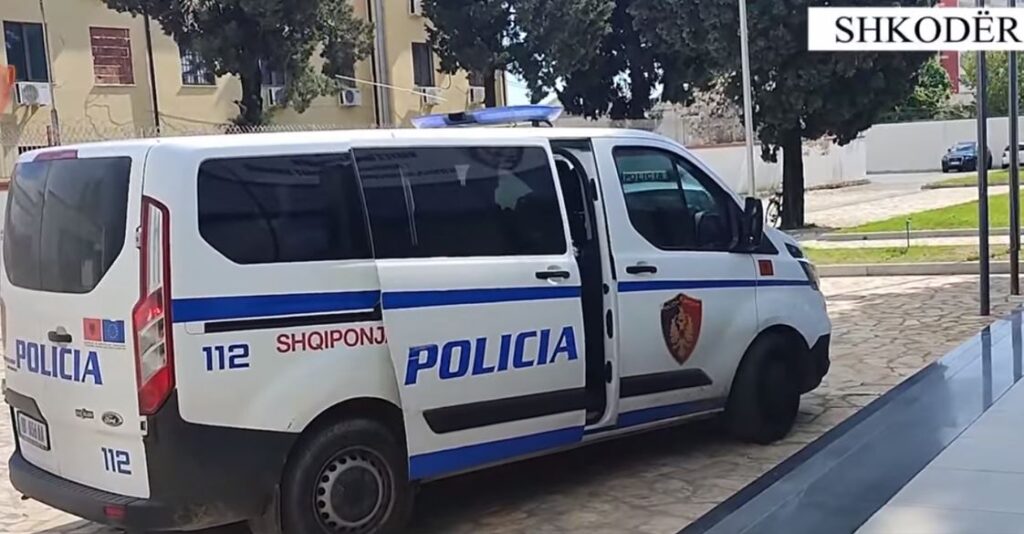 Tentoi t’i shpëtonte policisë duke vrapuar, arrestohet 19-vjeçari që mbante armë zjarri
