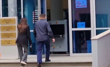 VIDEO/ Dëshmitarë në procesin ndaj anëtarëve të bandës së Laert Haxhiut, Noizy dhe babai i tij paraqiten në GJKKO