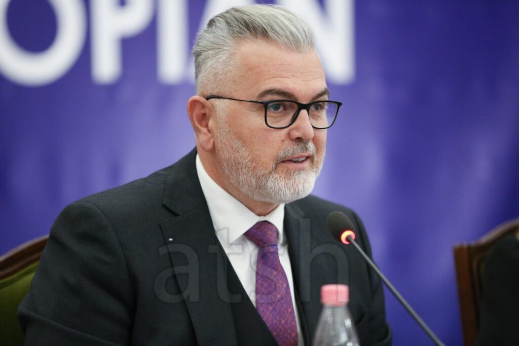 Toni Gogu prezanton projektligjin për amnistinë: 380 të dënuar përfitojnë lirim të menjëhershëm, 900 ulje dënimi