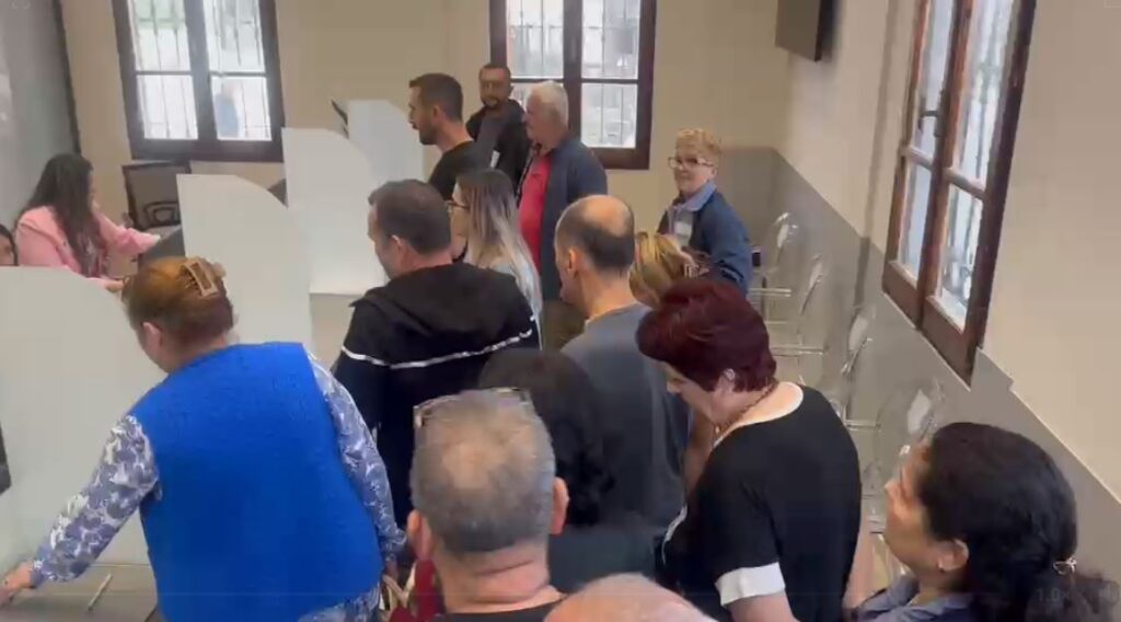 Tregtarët e Vlorës protestë në Bashki: Po humbasim miliona lekë mall, s’po na lënë të hapim dyqanet e të punojmë, kemi dëme ekonomike