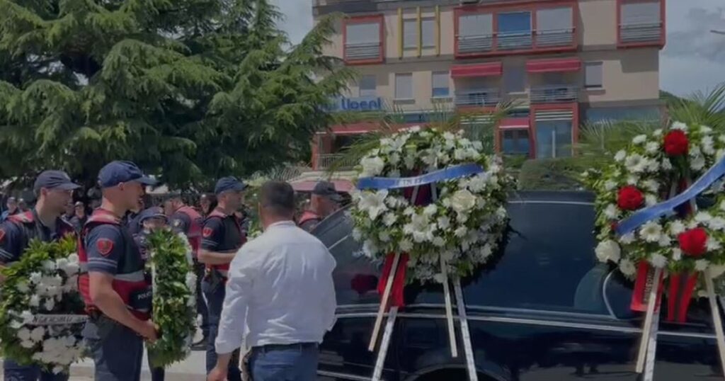 VIDEO/ Mes lotësh dhe duartrokitjesh, përcillet në banesën e fundit “Dëshmori i Atdheut”, Enea Mekolli