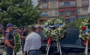 VIDEO/ Mes lotësh dhe duartrokitjesh, përcillet në banesën e fundit “Dëshmori i Atdheut”, Enea Mekolli