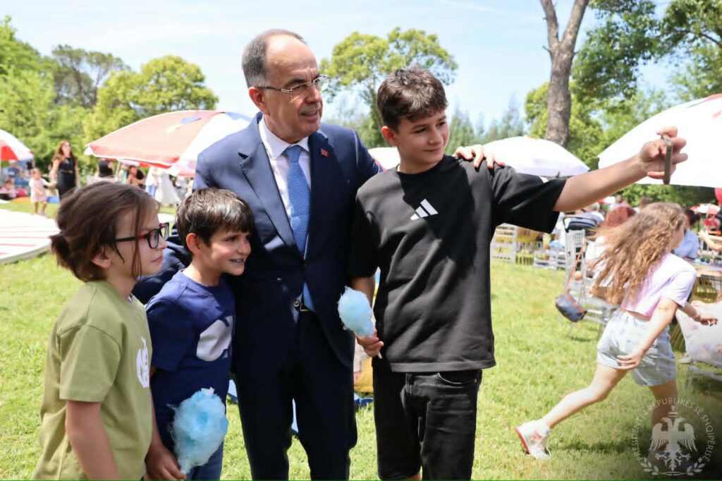 Presidenti Begaj dhe Zonja e Parë presin fëmijët e grave ushtarake për 1 Qershorin