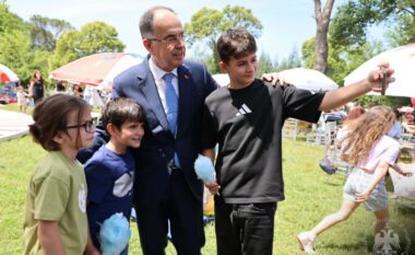 Presidenti Begaj dhe Zonja e Parë presin fëmijët e grave ushtarake për 1 Qershorin