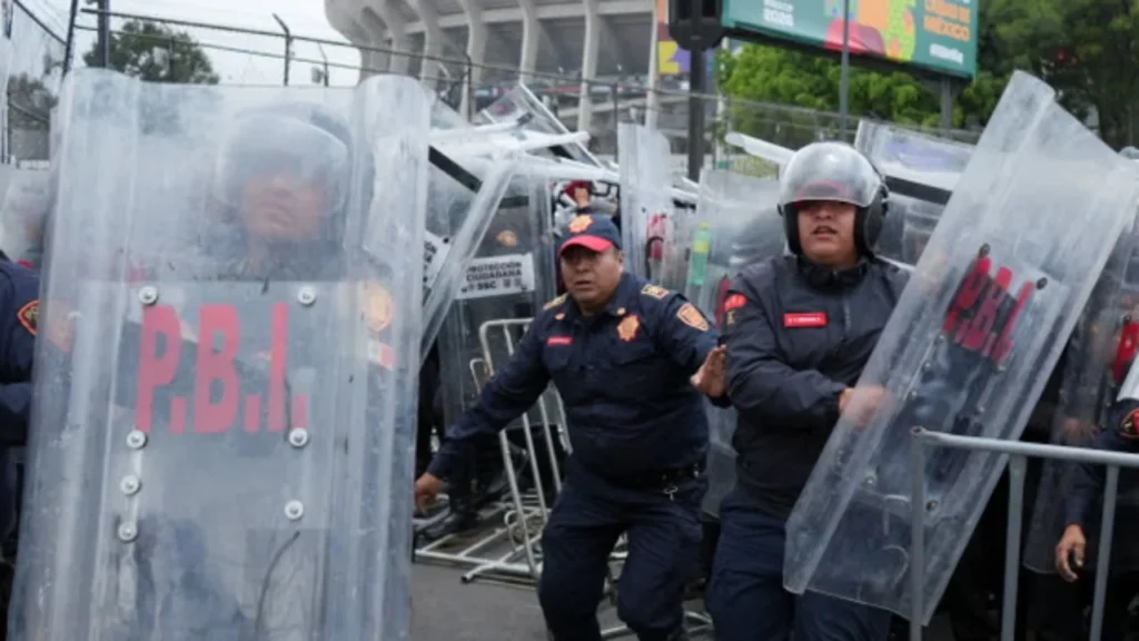 Kaos para ndeshje hapëse të Botërorit, policia përplaset me tifozët që tentuan të futeshin në stadium pa biletë