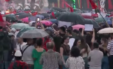 Shiu nuk i ndal protestuesit, qytetarët vijojnë thirrjet kundër projektit të Zvërnecit dhe largimin e Ramës
