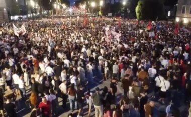 Pas më shumë se tre orësh, mbyllet protesta para Kryeministrisë/ Qytetarët thirrje: Nesër sërish në shesh