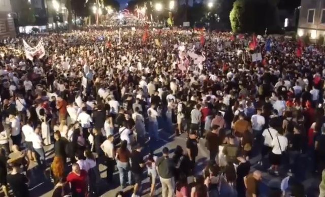 Pas më shumë se tre orësh, mbyllet protesta para Kryeministrisë/ Qytetarët thirrje: Nesër sërish në shesh