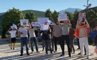 Me pankarta në duar, qytetarët dalin në protestë edhe në Kukës