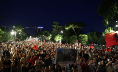 Protestuesit vijojnë marshimin: Jo 2 mijë, por 200 mijë deri sa të ketë drejtësi