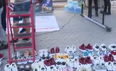 Qytetarët rreshtojnë atletet para Kryeministrisë, si simbol i largimit të rinisë nga Shqipëria