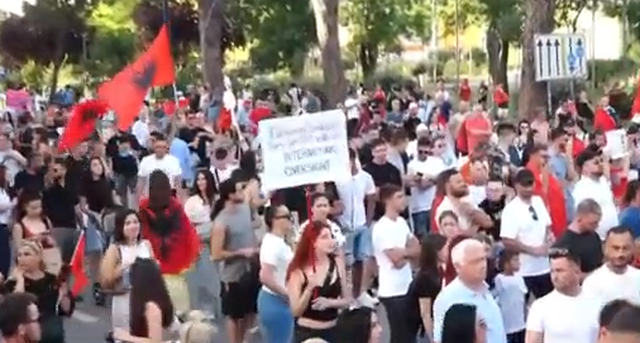 Diaspora sërish pjesë e protestës/ Me flamuj amerikanë dhe britanikë, qytetarët kërkojnë dorëheqjen e Ramës