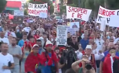 Mbyllet protesta në bulevard, nis marshimi! Ja itinerari i protestuesve