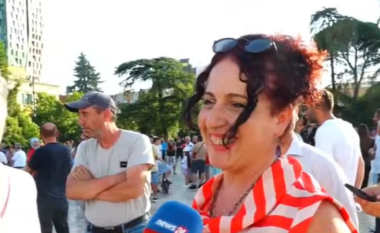 Dita e 17-të/ Protestuesja: Do të shtyjmë orarin e protestës për shkak të temperaturave