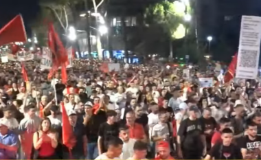 “Nesër më shumë me diasporën”/ Mbyllet protesta para Kryeministrisë, nis marshimi në rrugët e Tiranës!