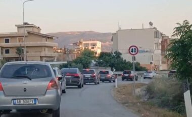 Radhë të gjata makinash/ Kaluan fundjavën, pushuesit largohen nga Vlora! Trafik i rënduar në bypass