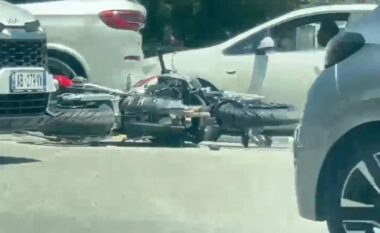 Aksident në Vlorë/ Makina përplaset me motorin, plagoset një person