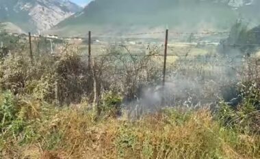 Flakët përfshijnë një sipërfaqe me bimësi në aksin Kukës-Gostil, tymi i dendur vështirëson qarkullimin