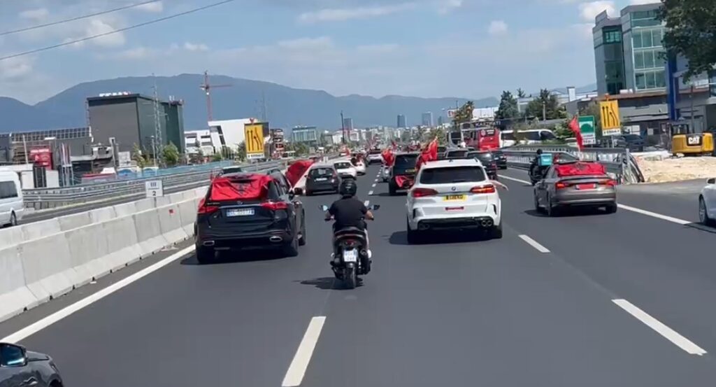 Protesta kombëtare për largimin e Ramës, mbërrijnë në Tiranë qindra makina me emigrantë nga diaspora (FOTO)