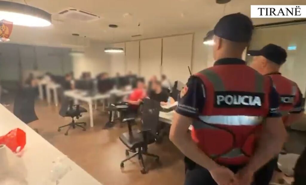 EMRAT/ Zbulohet një call center mashtrimi në Tiranë, arrestohen 4 persona dhe procedohen 49 punonjës