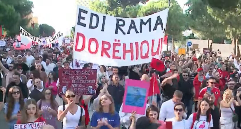 Mijëra qytetarë në Bulevard/ Thirrje kundër Ramës dhe Berishës: U ka ardhur fundi, në burg