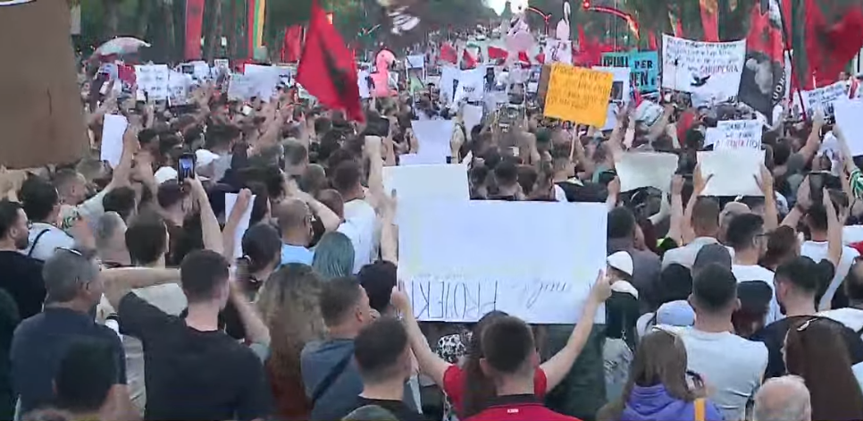 Protesta për Zvërnecin/ Nga dorëheqja e qeverisë te anulimi i ligjit për investitorët strategjikë, qytetarët paraqesin 5 kërkesat e panegociueshme