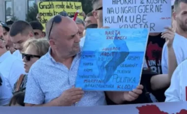 Babai i Martin Canit merr pjesë në protestën për Zvërnecin, shfaqet me pankartën në duar