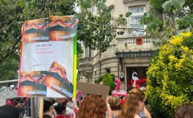 Kërkojnë largimin e Ramës! Protestë nga shqiptarët e diasporës në Uashington DC para ambasadës shqiptare
