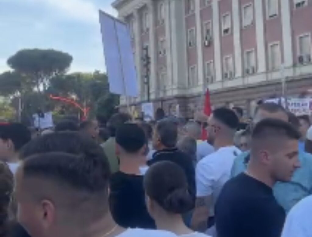 Protestës i bashkohen ish-truproja i Berishës, Sali Lushaj dhe i biri, reperi Stresi
