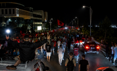 Protestuesit marshuan drejt Rinasit/ Policia nis hetimet për bllokimin e autostradës, merr në pyetje disa nga organizatorët