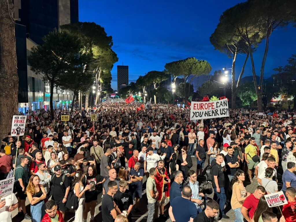 Mijëra qytetarë kërkojnë dorëheqjen e Ramës/ Sot protesta e 18 qytetare, ndryshon orari