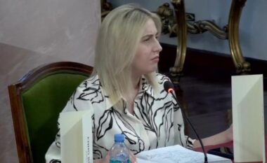 Zhupa përplaset me kryebashkiakun e Gramshit: Rri aty, mbaj vendin si i ftuar: Mazniku i kthehet deputetes: Ai ka më shumë vota se ty