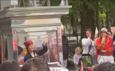 “Rama në burg”/ Shqiptarët protestë edhe në Hagë, thirrja e vogëlushit: Shqipëria është e jona (VIDEO)