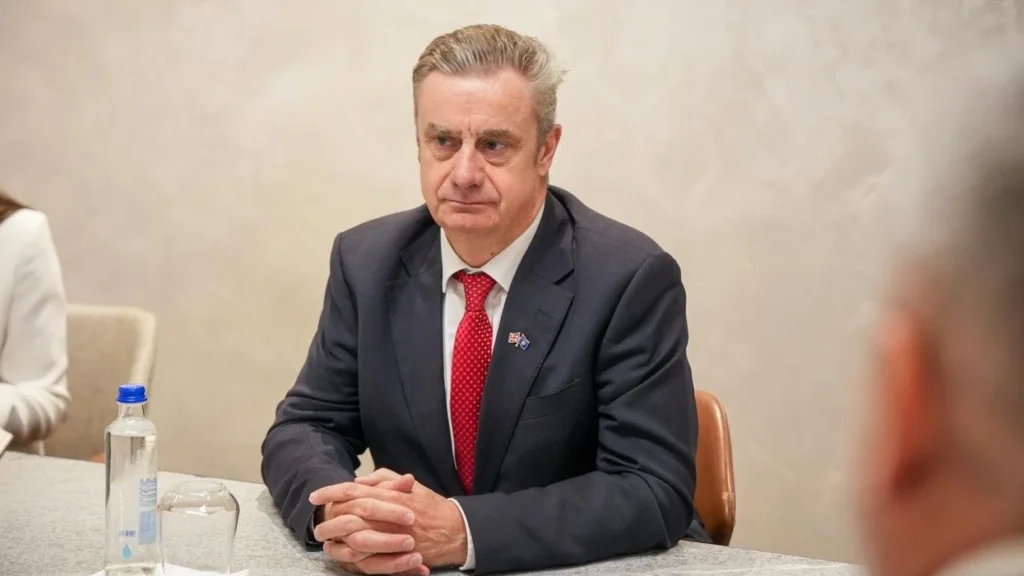 Britania paralajmëron Kosovën: Bllokada rrezikon mbështetjen ndërkombëtare