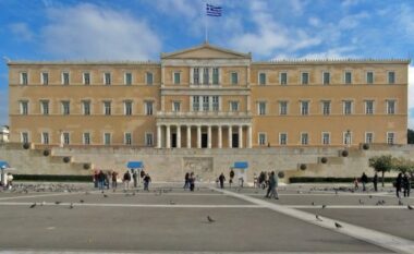 “Të kthehen emigrantët”/ Greqia ashpërson ligjin për emigracionin, ‘plas’ debati në parlament