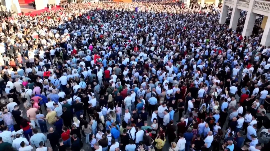 Nis festa për ditëlindjen e PS, mijëra socialistë mblidhen para “Arenës Kombëtare”