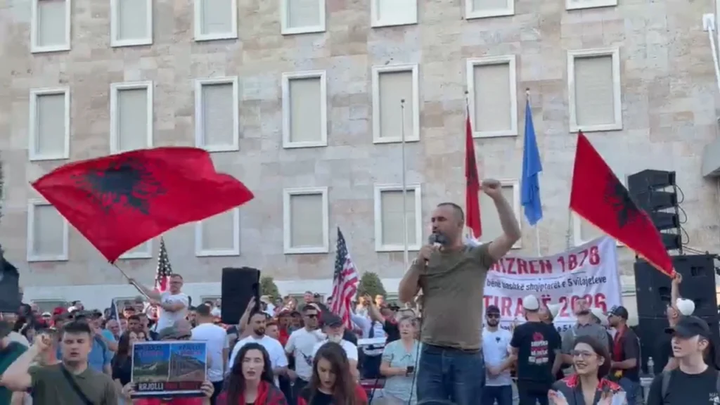 Dita e 13-të e protestës, qytetarët nisin fjalimet para Kryeministrisë, thirrje pjesëmarrësve në takimin e PS: Bashkohuni me ne