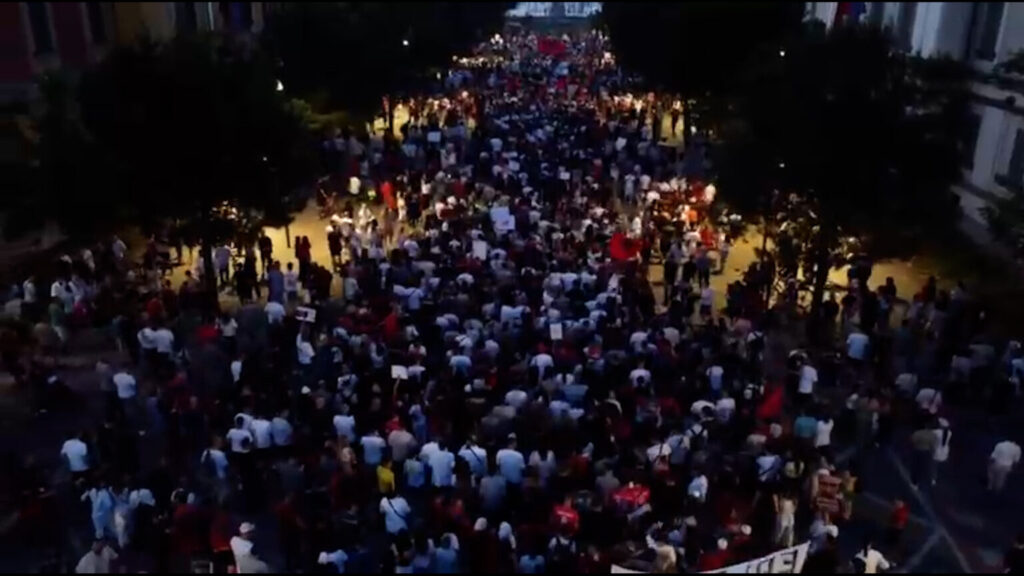 Protestuesit sfidojnë Botërorin, rrugët e Tiranës plot me qytetarë që marshojnë me thirrjet: Rama, jep dorëheqjen!