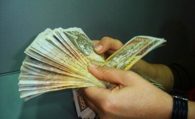 Paga mesatare rritet, por gjysma e të punësuarve në vend marrin më pak se 60 mijë lekë neto në muaj