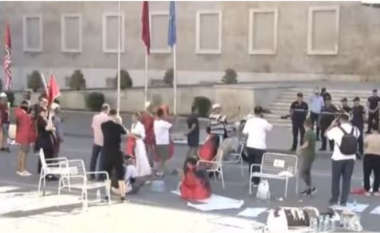 Policia kërkon të dëbojë protestuesit që kaluan natën para Kryeministrisë, i paralajmëron me masa! Qytetarët në kor: Rama jepe dorëheqjen!