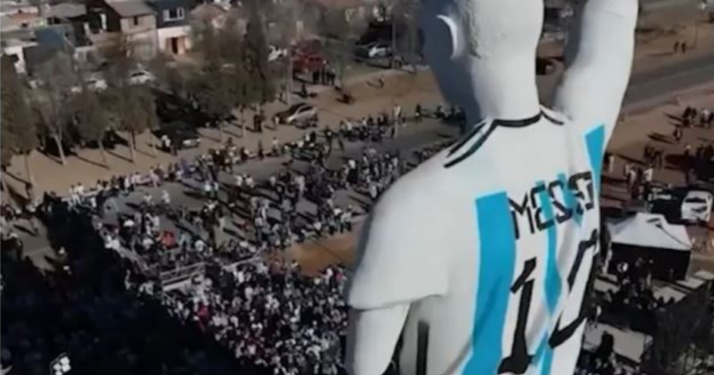 VIDEO/ Tifozët nderojnë legjendën argjentinase, inagurohet statuja më e madhe në botë kushtuar Lionel Mesit