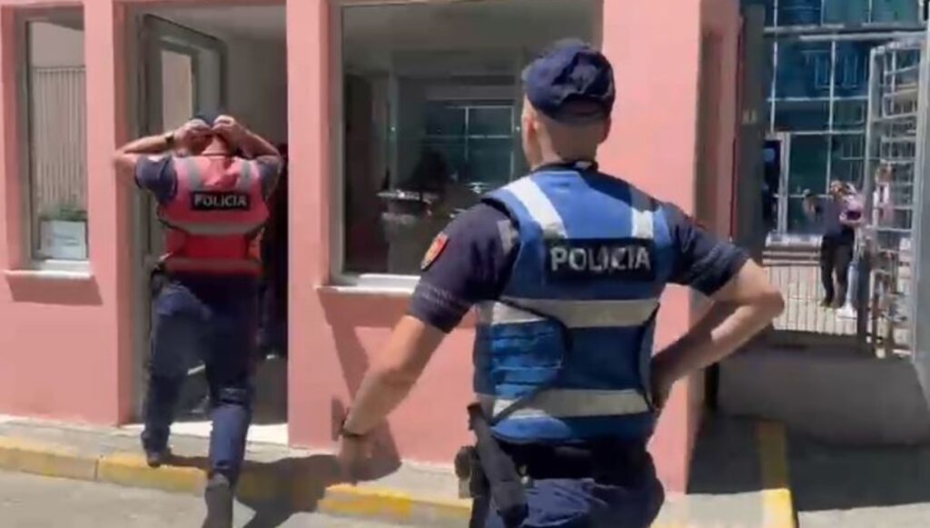 VIDEO/ Sherri i dhunshëm në GJKKO brenda kafazit të xhamit, momenti kur forca të shumta policie futen me vrap në ambientet e Gjykatës së Posaçme