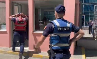 VIDEO/ Sherri i dhunshëm në GJKKO brenda kafazit të xhamit, momenti kur forca të shumta policie futen me vrap në ambientet e Gjykatës së Posaçme