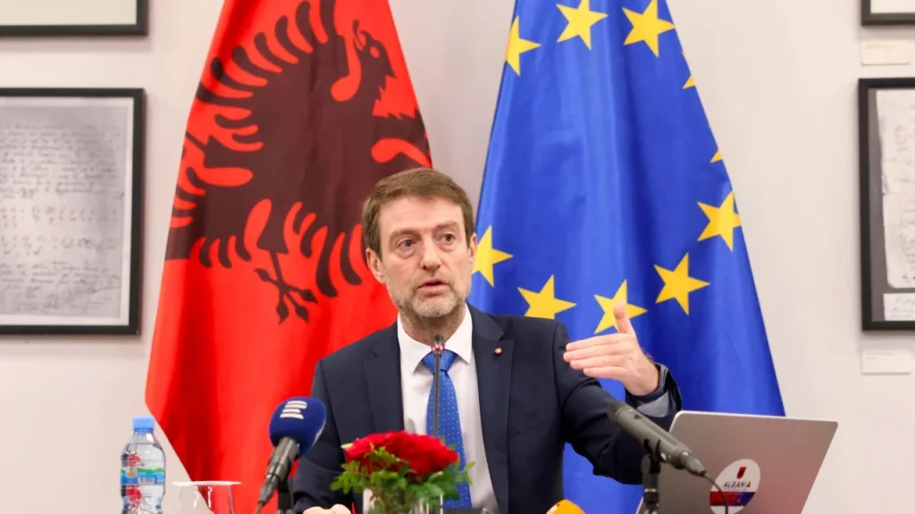 “Protesta nuk e dëmton integrimin”, ministri Ferit Hoxha i përgjigjet gazetarëve të BE-së: Tubimet tregojnë që Shqipëria ka demokraci
